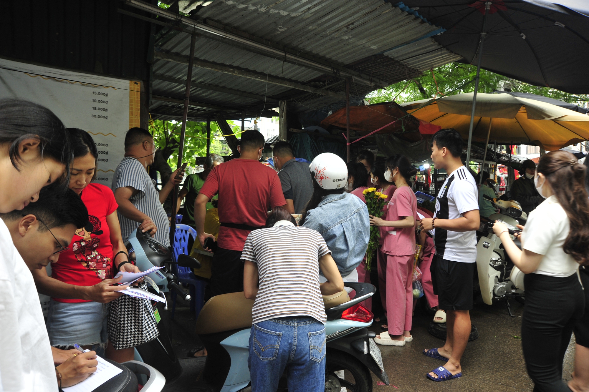 Ngay TrướC Con Ngõ đI VàO TòA Nhà Chung Cư, Tổ DâN Phố đặT ChiếC BàN Ghi Danh TiếP NhậN Sự Hỗ Trợ CủA MọI NgườI.