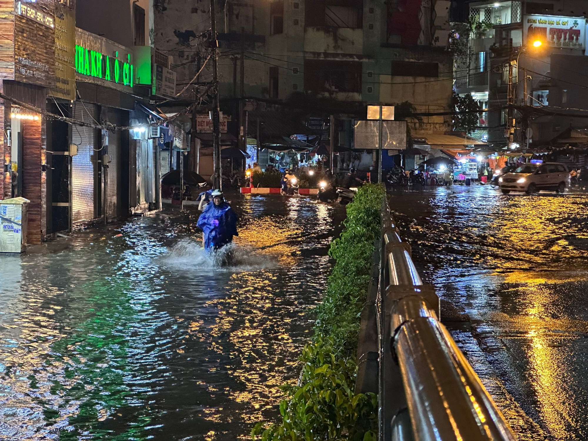 NhiềU TuyếN đườNg ở Tp Hcm NgậP SâU Sau TrậN MưA LớN - ẢNh 3.