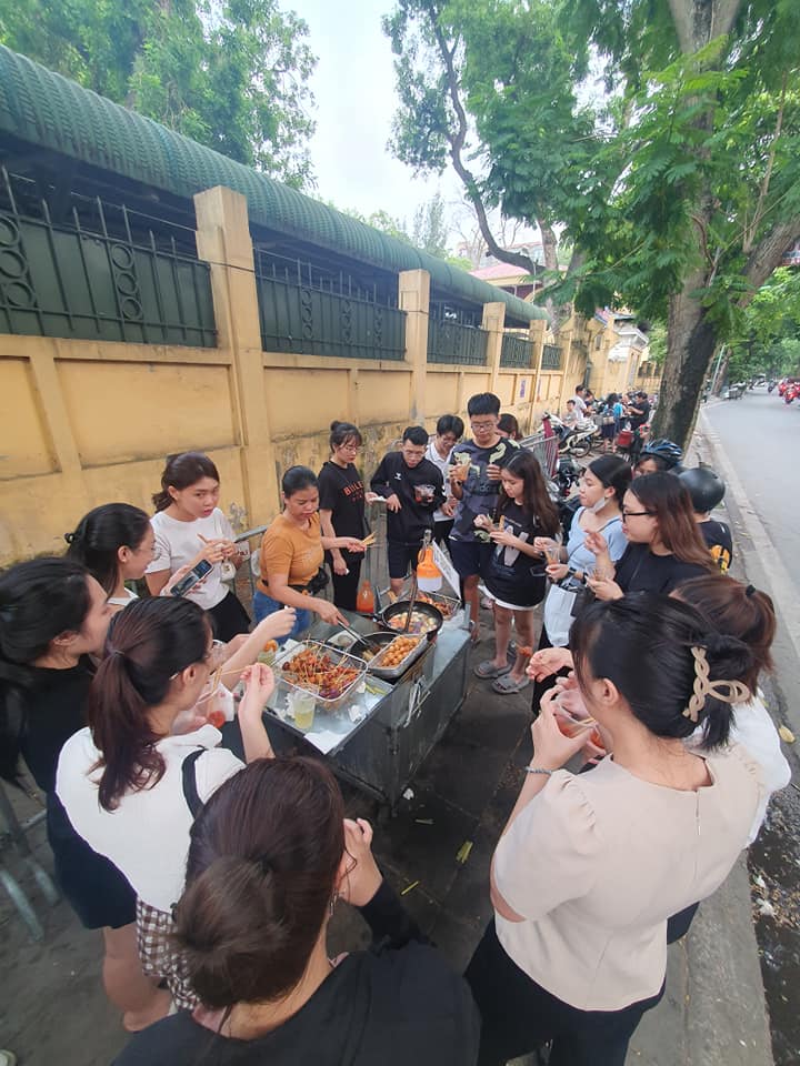 MùA Thu GiúP Cô HàNg Hoa Có TiềN đóNg HọC Phí Cho Con, HàNg ăN VặT Quả QuyếT “đôNg KháCh Thì đứNg 100 CáI Chủ NhậT VẫN Vui” - ẢNh 3.