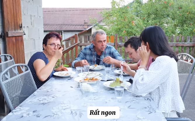 CuộC SốNg CủA NàNg DâU ViệT ở VùNg Quê PháP: NgàY NgàY LàM VườN, NấU “Cỏ DạI” Cho Bố Mẹ ChồNg ăN - ẢNh 7.