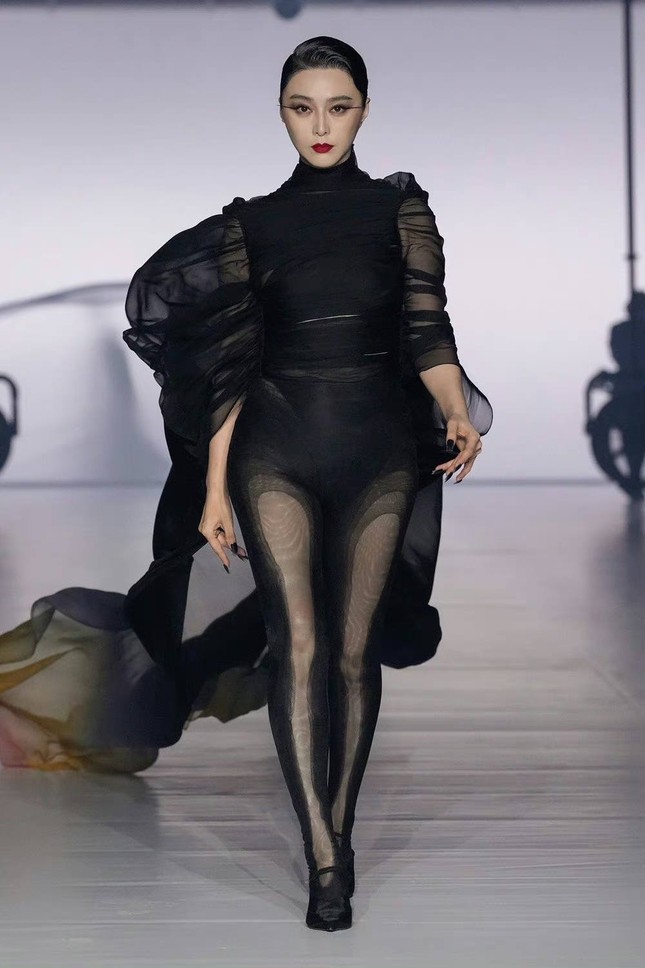 PhạM BăNg BăNg Bị Chê Khi Catwalk - ẢNh 2.