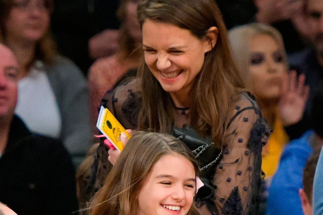 LàM Thế NàO Katie Holmes đã NuôI DạY Con GáI Suri Trở ThàNh MộT Cô Bé SốNg GiảN Dị? - ẢNh 2.