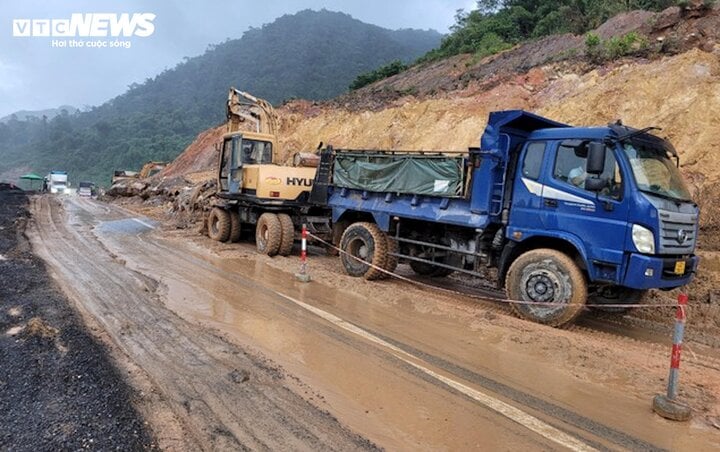 MiềN Trung MưA TrắNg TrờI, NhiềU VùNg NgậP SâU Trong BiểN NướC - ẢNh 6.