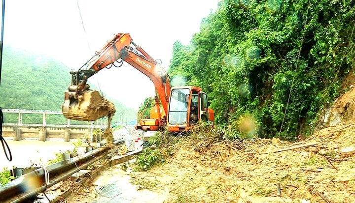 MiềN Trung MưA TrắNg TrờI, NhiềU VùNg NgậP SâU Trong BiểN NướC - ẢNh 5.