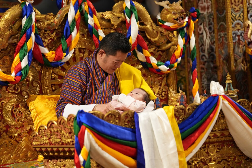 HoàNg Gia Bhutan &Amp;Quot;GâY SốT&Amp;Quot; Khi CôNg Bố TêN Con GáI, BứC ảNh đầU đờI CủA TiểU CôNg ChúA NhậN &Amp;Quot;BãO Like&Amp;Quot; TrêN MạNg- ẢNh 8.