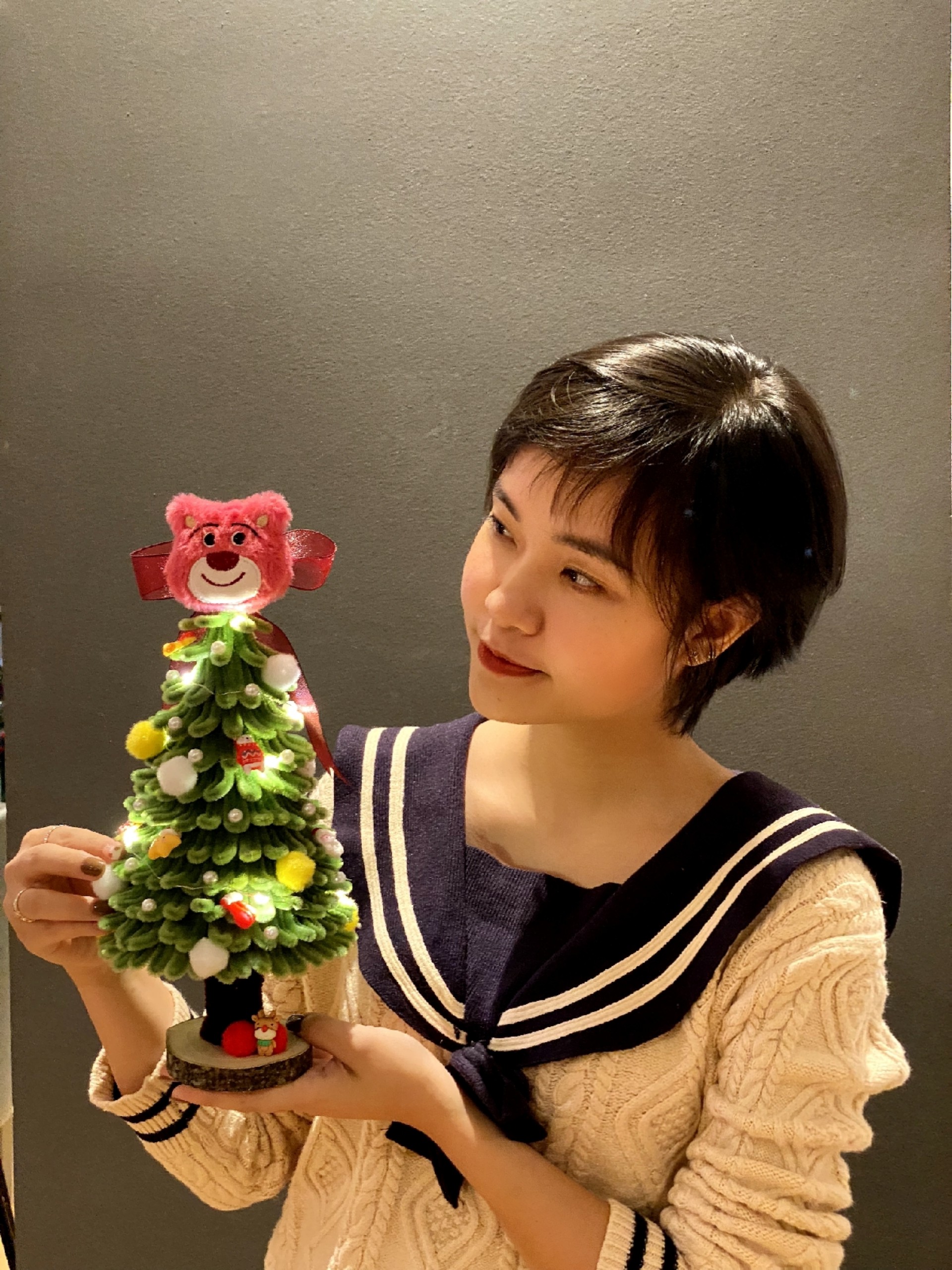 Nữ NhâN ViêN VăN PhòNg Chỉ CáCh LàM CâY ThôNg Noel BằNg KẽM Nhung Giá Rẻ, DáNg Xinh, Ai CũNg LàM đượC - ẢNh 1.