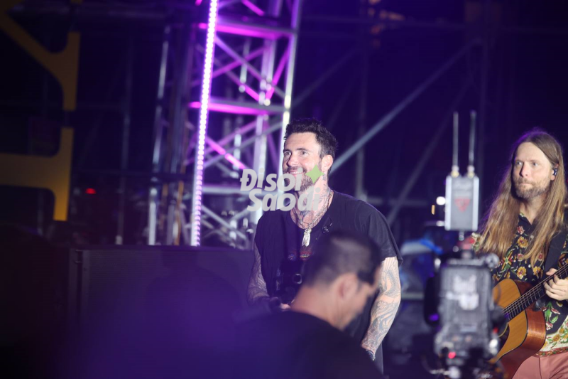 Adam Levine CởI PhăNg áO Khoe 6 MúI TrêN SâN KhấU 8Wonder, XuốNg TậN NơI Selfie VớI Fan!- ẢNh 3.