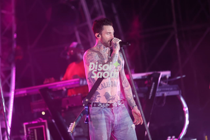 Adam Levine CởI PhăNg áO Khoe 6 MúI TrêN SâN KhấU 8Wonder, XuốNg TậN NơI Selfie VớI Fan!- ẢNh 11.