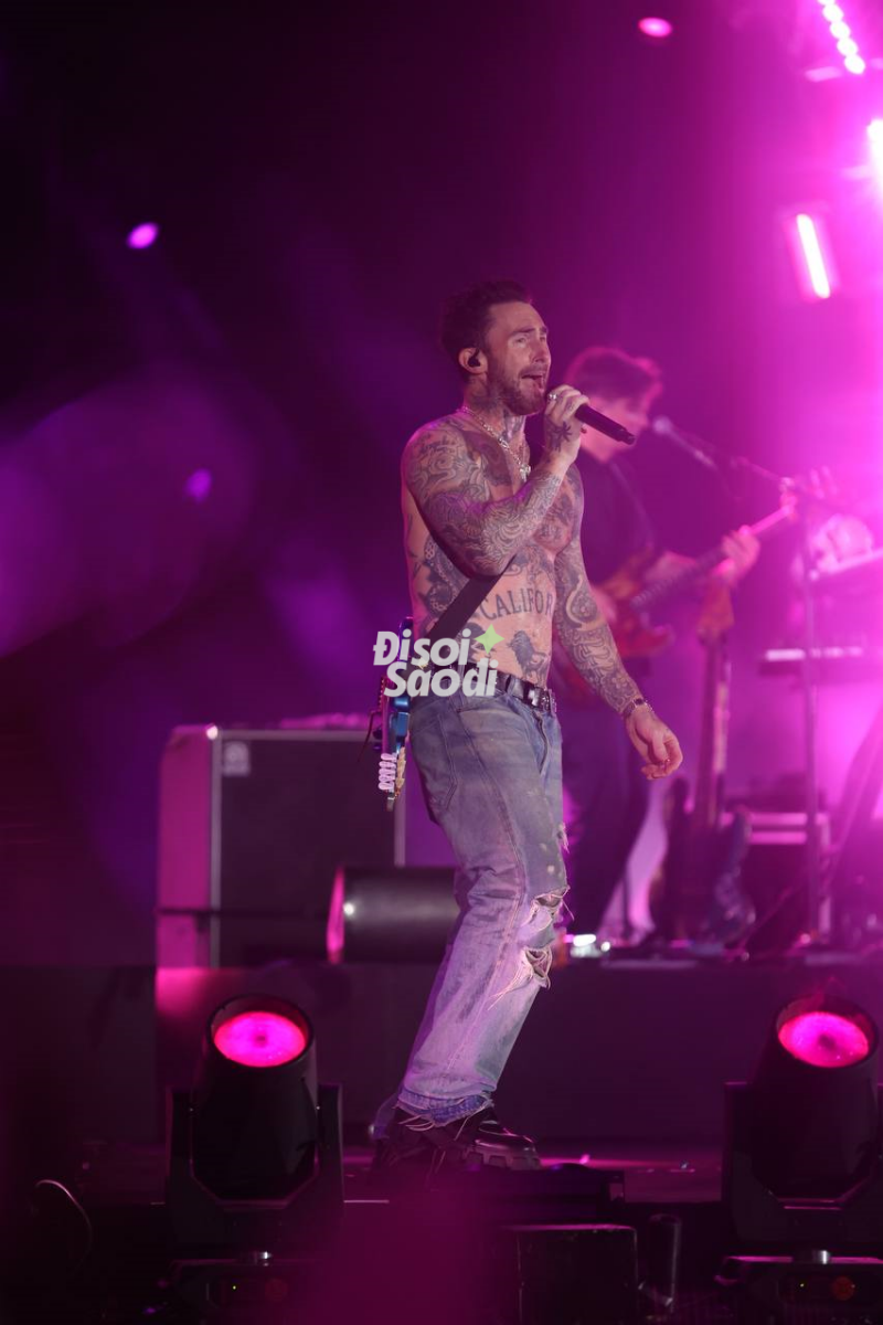 Adam Levine CởI PhăNg áO Khoe 6 MúI TrêN SâN KhấU 8Wonder, XuốNg TậN NơI Selfie VớI Fan!- ẢNh 9.