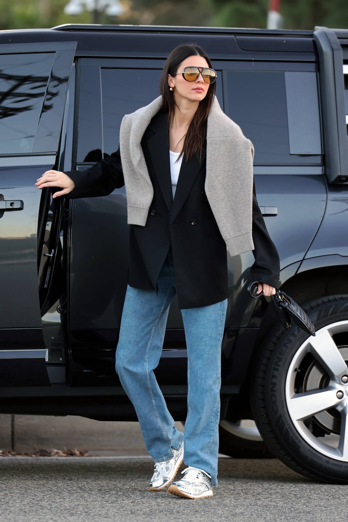 DiệN áO Blazer Sang TrọNg Như Kendall Jenner VớI 10 CáCh PhốI đồ KhôNg Quá CầU Kỳ - ẢNh 2.