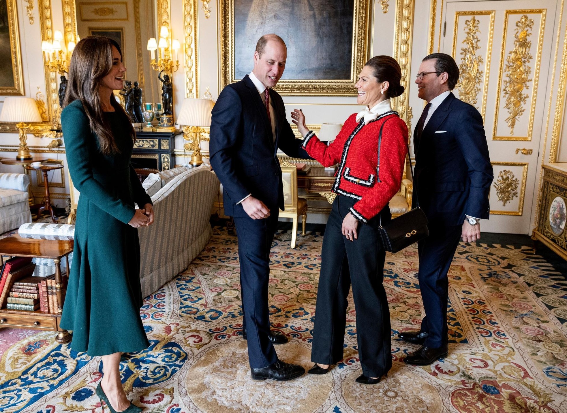 PhảN ứNg CủA William Và Kate TrướC KhủNg HoảNg CủA HoàNg Gia Anh - ẢNh 2.