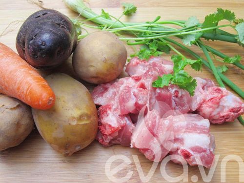 Nấu Canh Sườn Khoai Tây Nóng Hổi 1