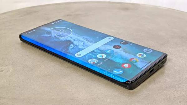 Motorola Trở Lại “Cuộc Đua” Cao Cấp Với Mẫu Smartphone Màn Hình Cong Edge+ 6