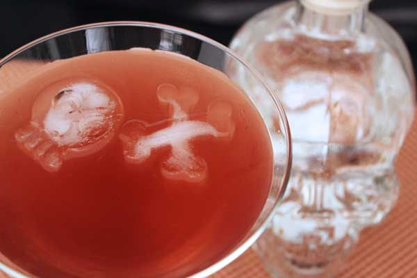 Pha Chế Cocktail Góa Phụ Đen Bí Ẩn Cho Lễ Halloween 2