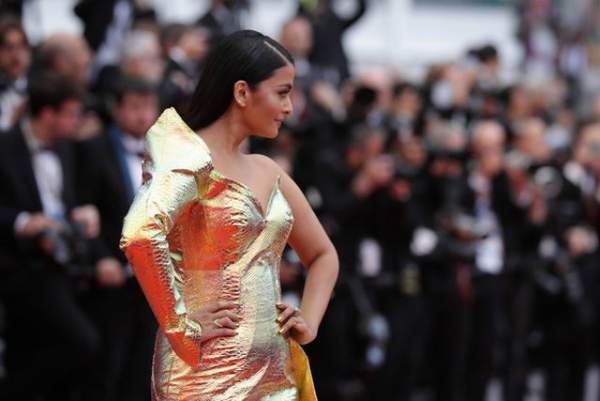 Aishwarya Rai Bất Ngờ Mặc Xấu Tại Cannes 5