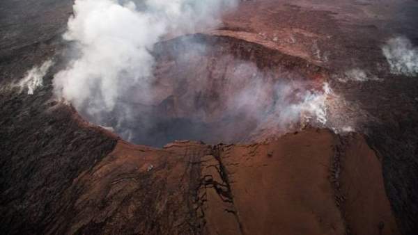 Hawaii: Núi Lửa Kilauea Tạo Ra Cột Tro Bụi Mịt Mù Cao Đến 9.000 Mét 1