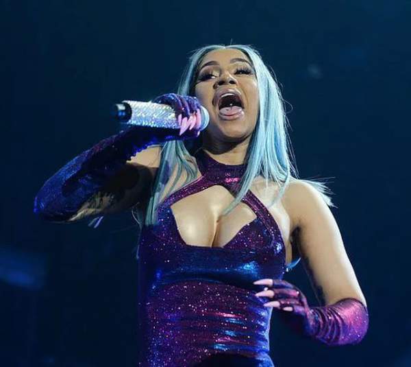 Cardi B Khoe Ngực Ngoại Cỡ, Trình Diễn Lôi Cuốn 1