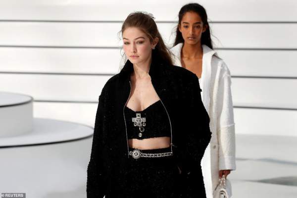 Gigi Hadid Khoe Nhan Sắc Quyến Rũ Tại Show Thời Trang Ở Paris 7