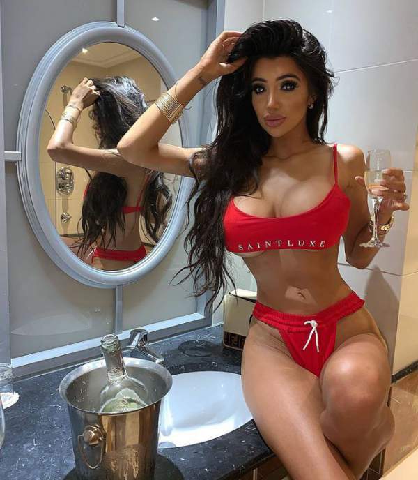 Chloe Khan Liên Tục Khoe Ngực Ngoại Cỡ 5