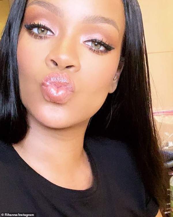 Rihanna Và Kylie Jenner Khoe Dáng Gợi Cảm Với Váy Trắng 3