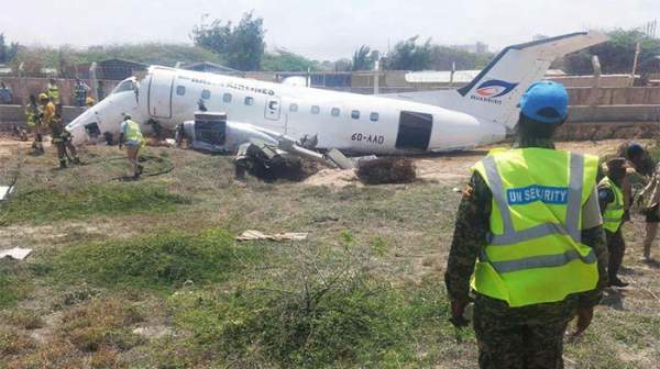 Khoảnh Khắc Máy Bay Somalia Chệch Khỏi Đường Băng, Mất Kiểm Soát Vỡ Tan Tành Gây Hoảng Loạn Ngày 11/7 3