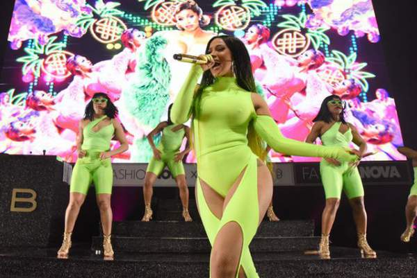 Cardi B Tự Tin Khoe Ngực Mới Chỉnh Sửa 9