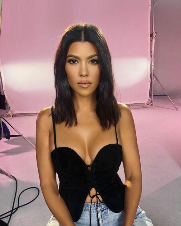 Kourtney Kardashian Khoe Ngực Táo Bạo 5