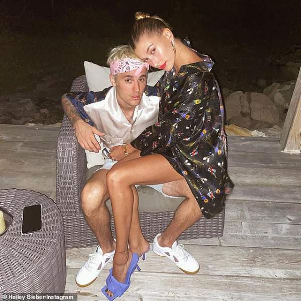 Hailey Bieber Khoe Chân Thon Nuột Nà 7