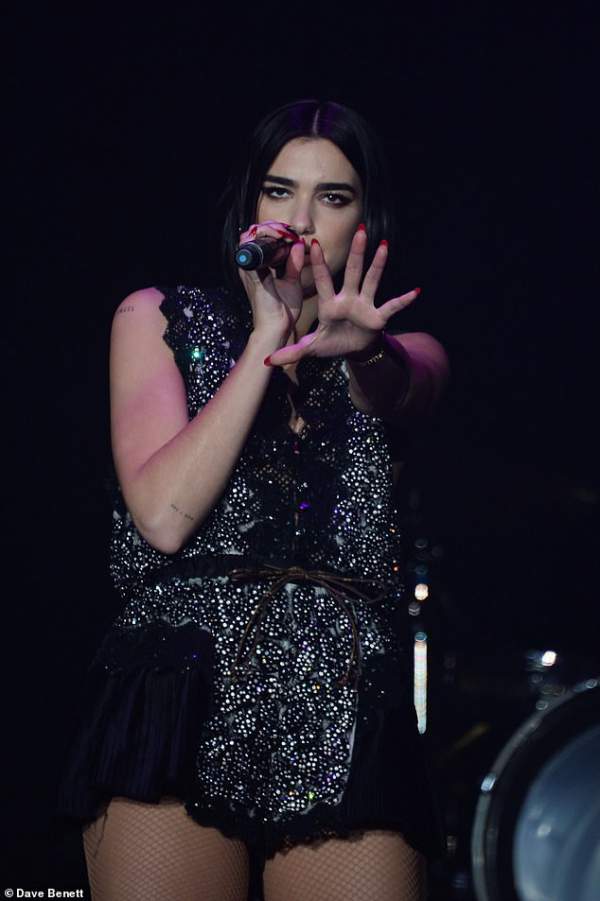 Dua Lipa Gợi Cảm Trên Sân Khấu 7