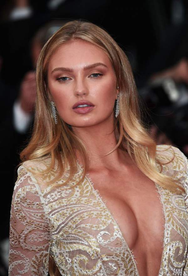 Thiên Thần Nội Y Romee Strijd Sexy Trên Thảm Đỏ 11