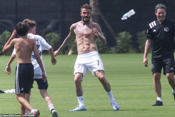 David Beckham Cởi Trần Khoe Hình Xăm 8