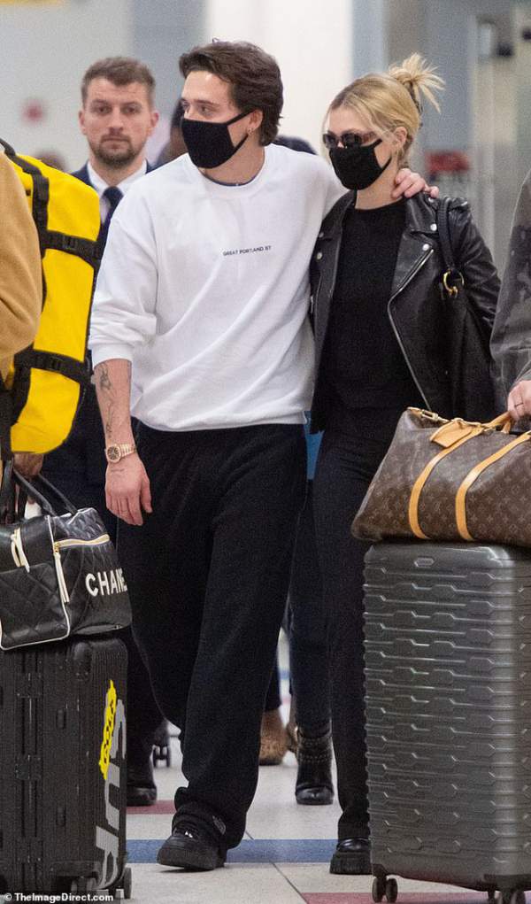 Brooklyn Beckham Và Bạn Gái Đeo Khẩu Trang Tại Sân Bay 1