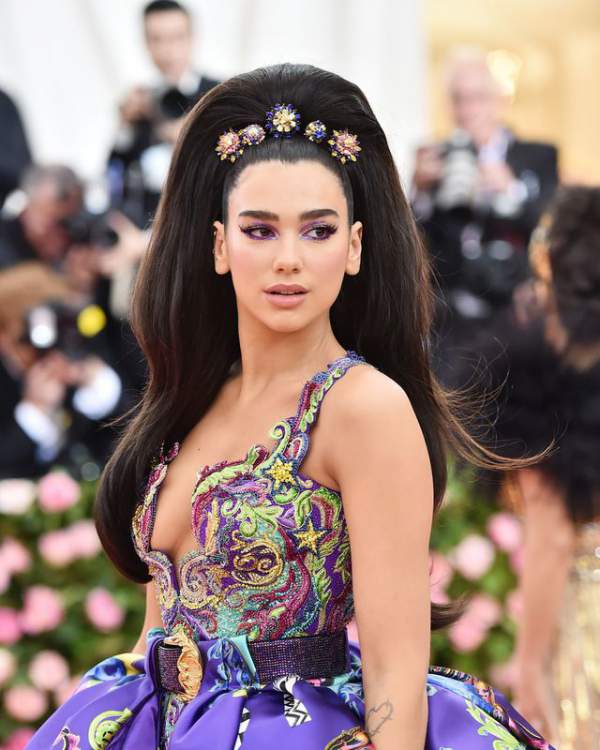 Những Kiểu Tóc Và Trang Điểm Ấn Tượng Tại Met Gala 5