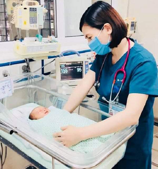 Tin Mới Nhất Về Sức Khỏe Bé Trai Bị Mẹ Bỏ Dưới Hố Ga: Vẫn Nặng, Phải Thở Máy 1