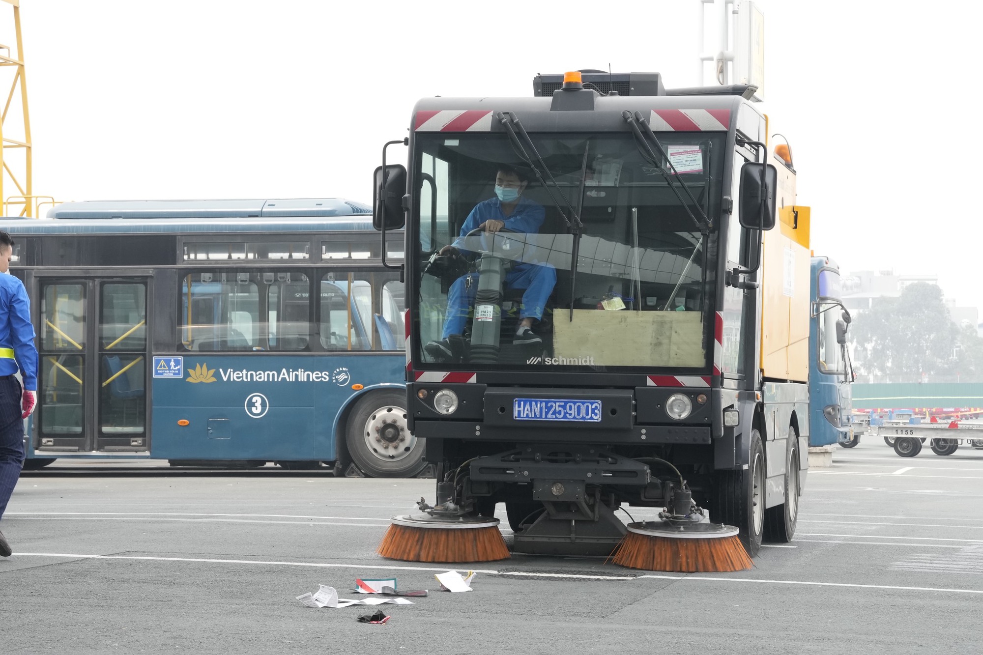 CậN CảNh Soi đườNg BăNg TìM VậT Thể Lạ ở SâN Bay NộI BàI - ẢNh 9.