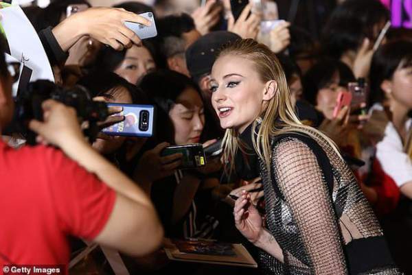 Sophie Turner Mặc Váy Xuyên Thấu Đi Quảng Bá Phim 4