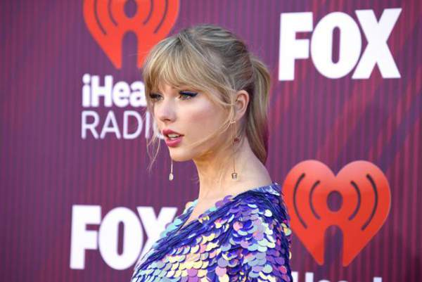 Taylor Swift Bất Ngờ Tái Xuất, Khoe Chân Thon Dài 4