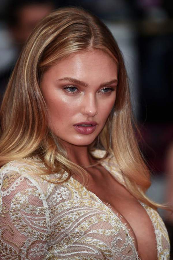 Thiên Thần Nội Y Romee Strijd Sexy Trên Thảm Đỏ 2