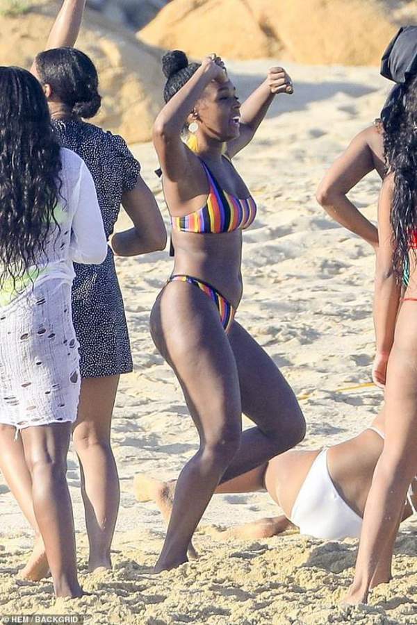 Janelle Monae Bốc Lửa Với Bikini Nhiều Màu 5