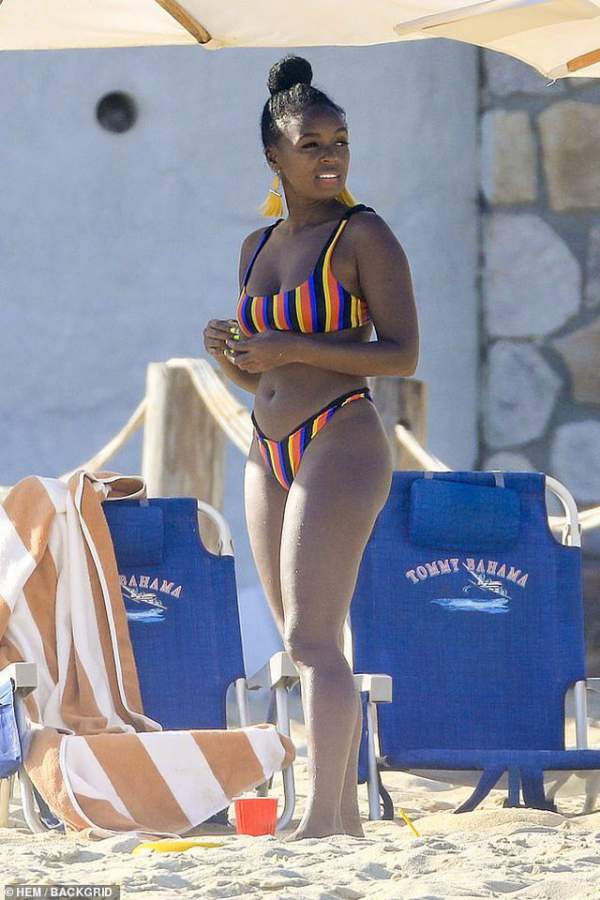 Janelle Monae Bốc Lửa Với Bikini Nhiều Màu 4