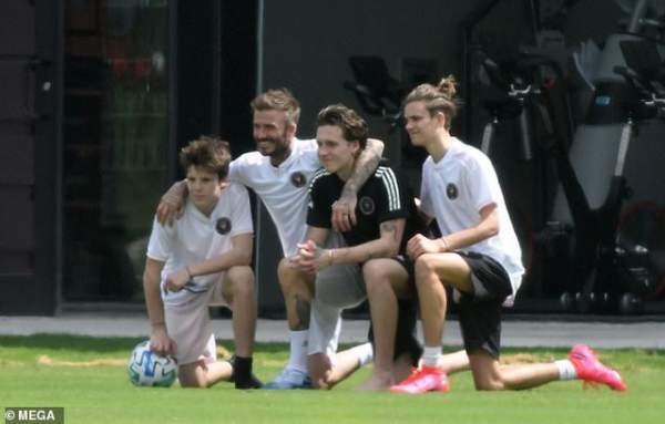 David Beckham Cởi Trần Khoe Hình Xăm 5