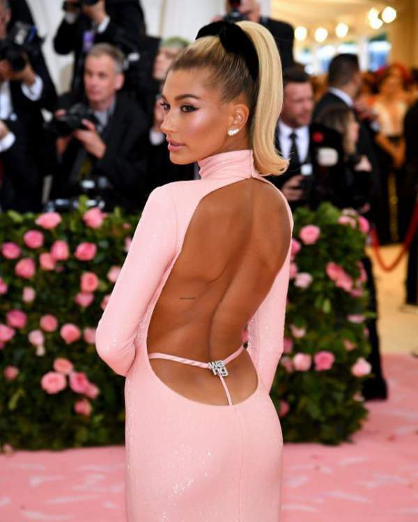 Những Kiểu Tóc Và Trang Điểm Ấn Tượng Tại Met Gala 7