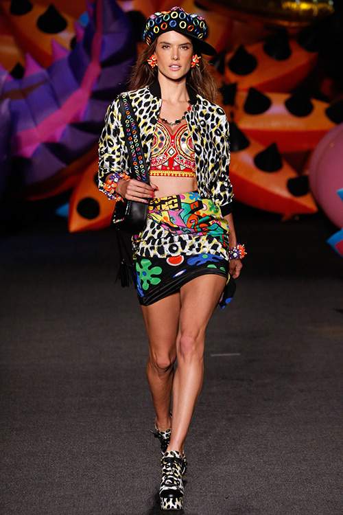 Miranda Kerr Tái Xuất Trong Bst Resort Của Moschino 18