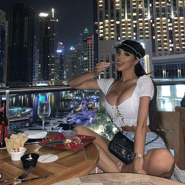 Chloe Khan Liên Tục Khoe Ngực Ngoại Cỡ 3