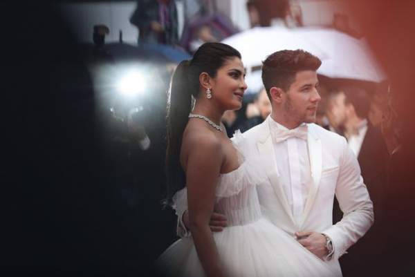 Hoa Hậu Priyanka Chopra Khoe Chân Dài Bên Chồng Trẻ 8