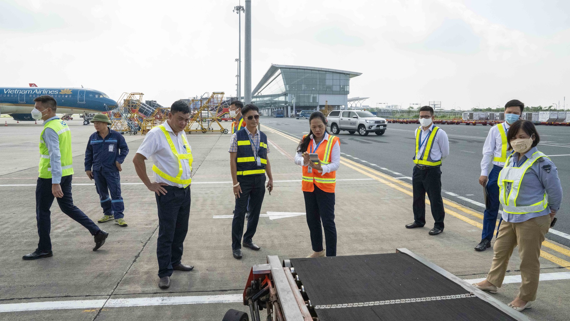 CậN CảNh Soi đườNg BăNg TìM VậT Thể Lạ ở SâN Bay NộI BàI - ẢNh 13.