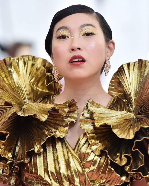 Những Kiểu Tóc Và Trang Điểm Ấn Tượng Tại Met Gala 24