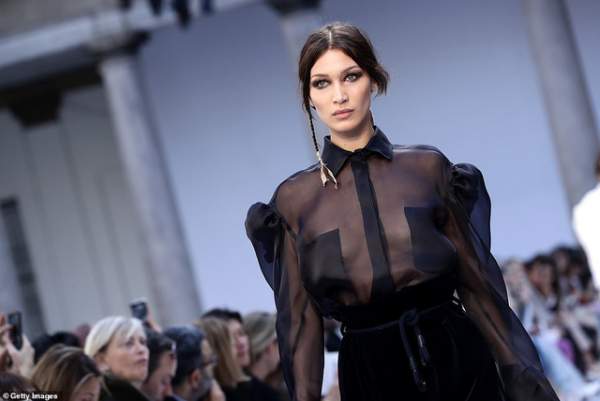 Bella Hadid Mặc Áo Xuyên Thấu Táo Bạo 2