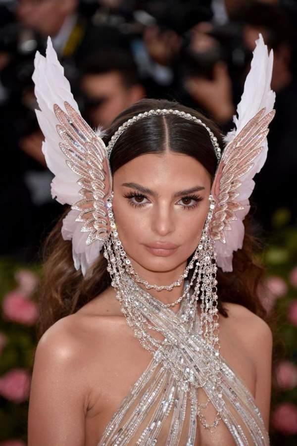 Những Kiểu Tóc Và Trang Điểm Ấn Tượng Tại Met Gala 14