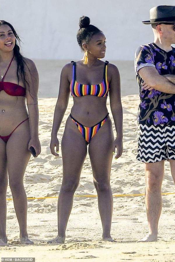 Janelle Monae Bốc Lửa Với Bikini Nhiều Màu 2